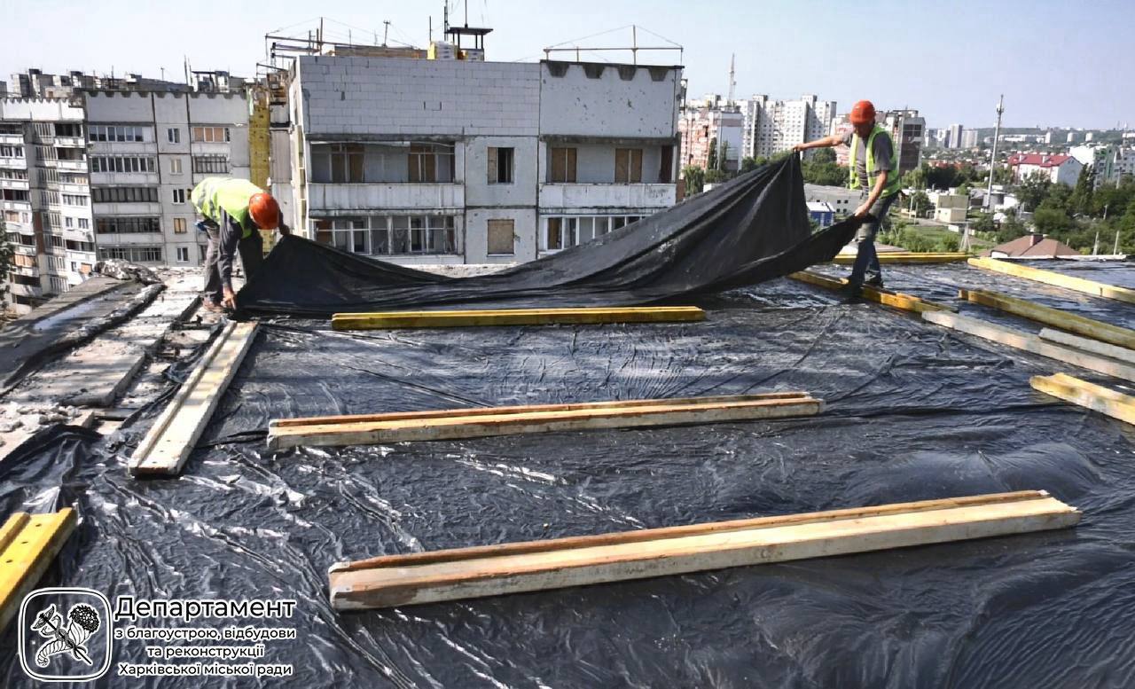 Відновляють постраждалий будинок міста комунальники: Новини Харкова